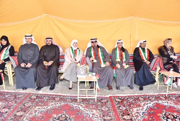 دفاطمة الملا وبعض الحضور خلال الاحتفال﻿