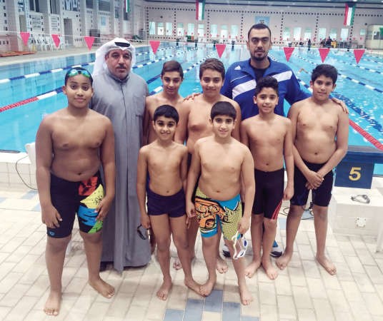 شعبان والمدرب معتز ومجموعة من سباحي البحري