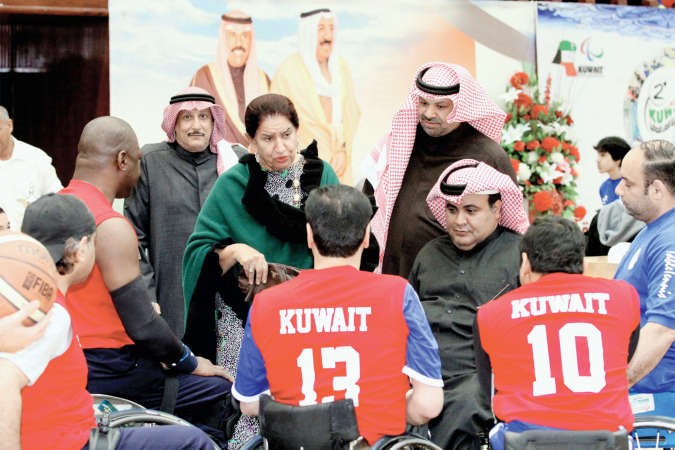 الشيخة شيخة العبدالله وشافي الهاجري مع اللاعبين 