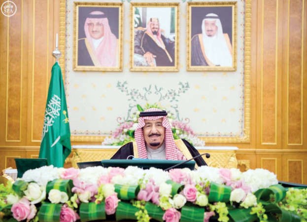 خادم الحرمين الشريفين الملك سلمان بن عبدالعزيز خلال ترؤسه جلسة مجلس الوزراء امس 	واس﻿