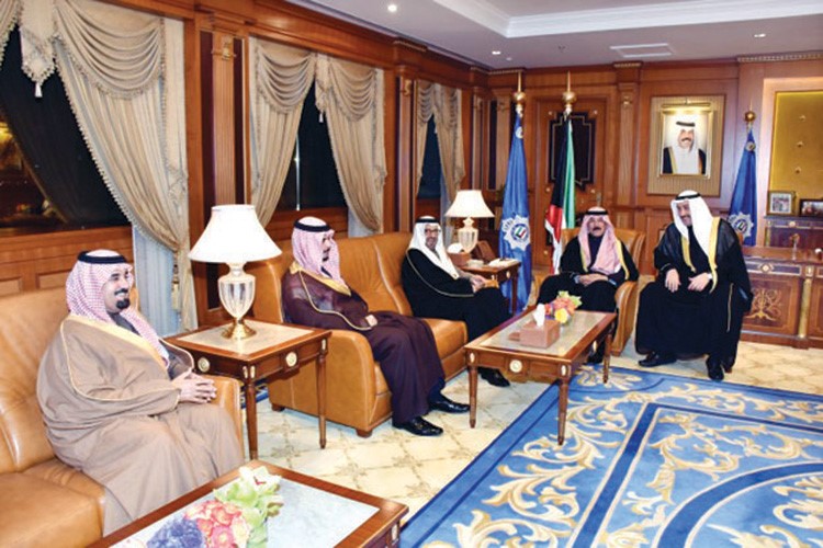 الشيخ محمد الخالد مستقبلا صاحب السمو الملكي الامير سعود بن عبدالمحسن بحضور الشيخ فيصل الحمود