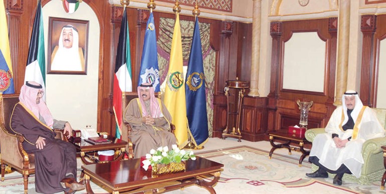 سمو نائب الامير وولي العهد الشيخ نواف الاحمد مستقبلا صاحب السمو الملكي الامير سعود بن عبدالمحسن بن عبدالعزيز والشيخ فيصل الحمود 