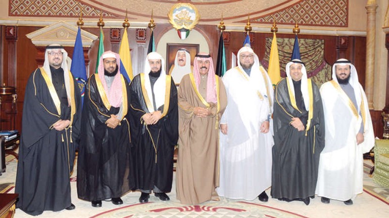  سمو نائب الامير وولي العهد الشيخ نواف الاحمد مستقبلا يعقوب الصانع وصاحب الفضيلة الشيخ خالد بن علي الغامدي امام وخطيب المسجد الحرام والوفد المرافق له 
