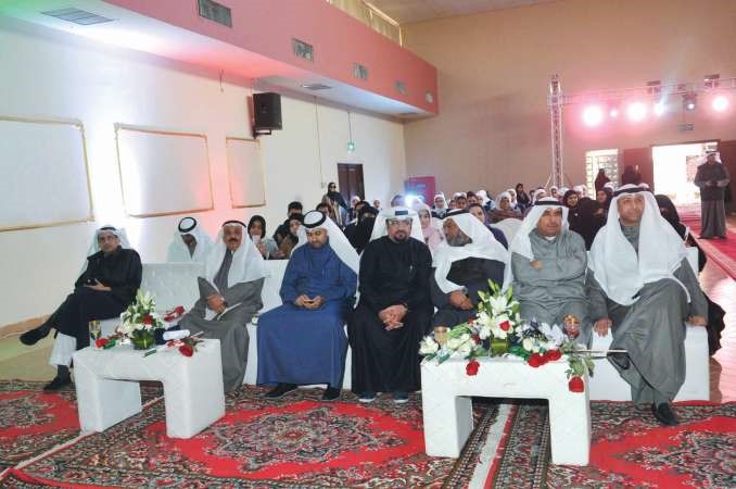 الزميل عبدالعزيز الفضلي مع عدد من الحضور قاسم باشا﻿