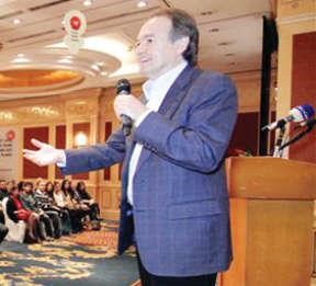 دچون غراي في احدى محاضراته 