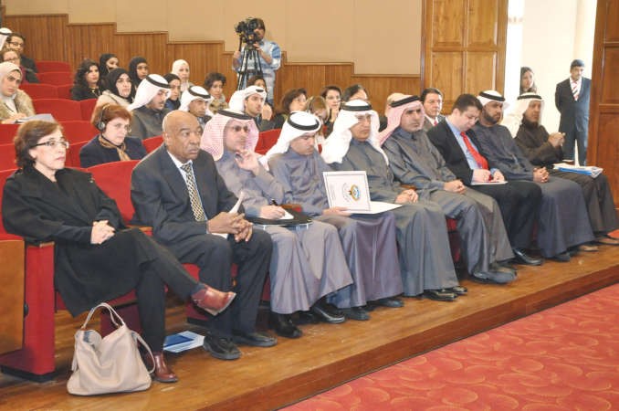 السفير عبدالعزيز الشارخ في مقدمة الحضوراحمد علي﻿