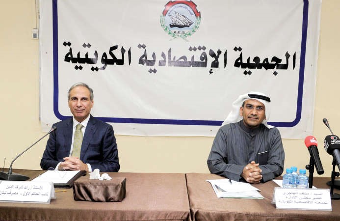 مناف الهاجري ورائد شرف الدين خلال الندوة
