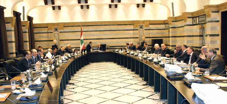 رئيس الحكومة تمام سلام مترئسا الجلسة في السراي امس محمود الطويل