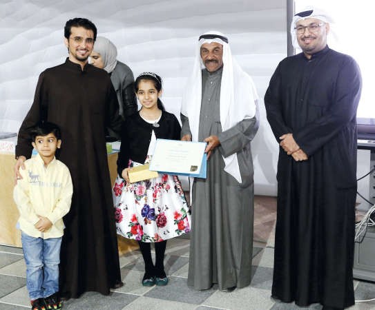 تكريم احدى المشاركات