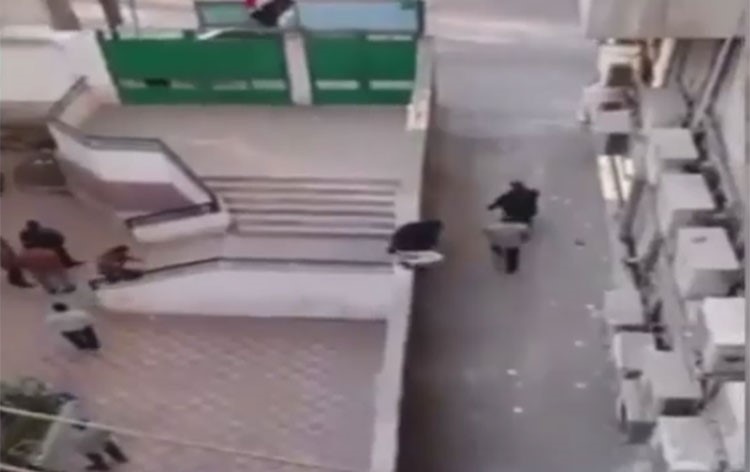 بالفيديو.. هروب جماعي لمعلمين مصريين من فوق سور مدرسة!