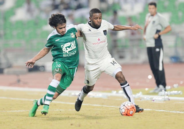 خلفان ابراهيم يحاول الهروب من علي قادري خلال لقاء السد والاهلي