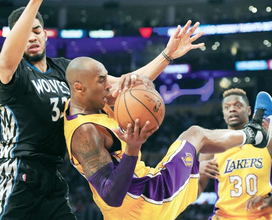 نجم لوس انجيليس ليكرز كوبي براينت يتعرض للمضايقة من لاعب مينيسوتا كارل انتوني تاونساپ﻿