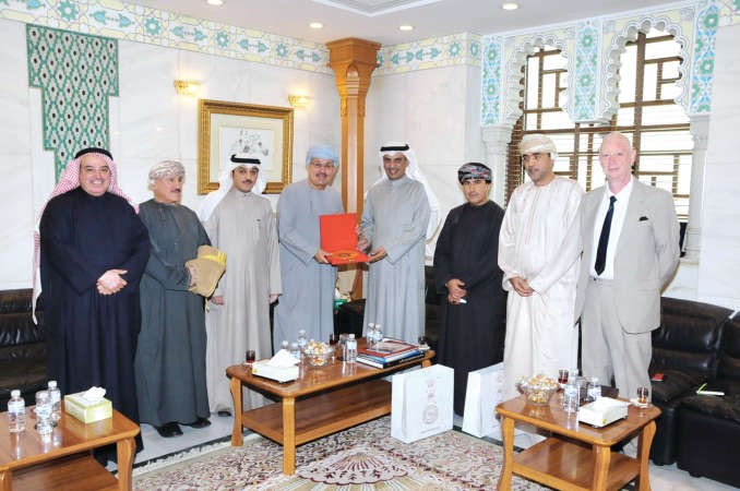 وفد بلدية مسقط يقدم درعا تذكارية لمهلهل الخالد ﻿