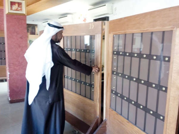 رياض الربيع خلال تفقد احدى الكبائن المخالفة﻿