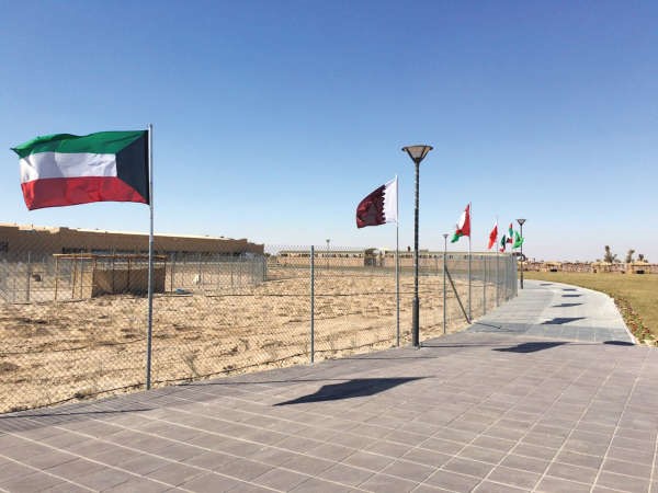 القرية تزينت باعلام دول مجلس التعاون الخليجي﻿