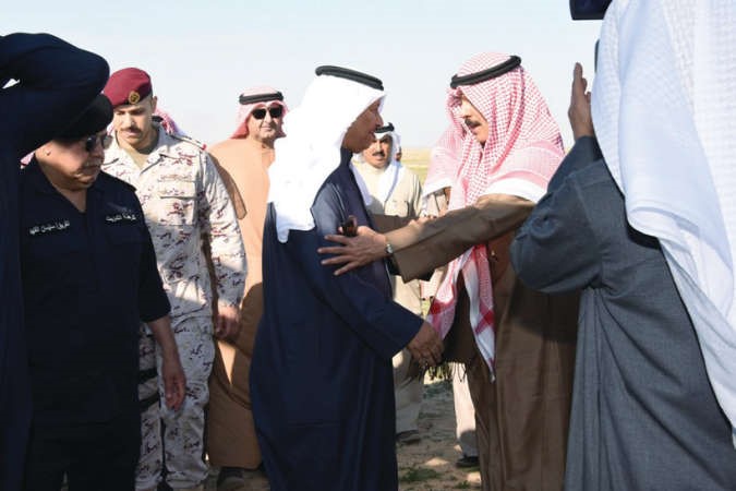سمو الشيخ جابر المبارك لدى وصوله الى المخيم وفي استقباله الشيخ محمد الخالد﻿