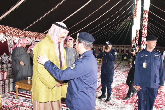 الشيخ محمد الخالد مصافحا الفريق يوسف الانصاري﻿