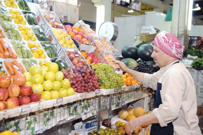 زيادة في اسعار السلع على الرغم من الدعم الحكومي للمواد الغذائية الاساسية وفي الصورة بائع فاكهة في احدى اسواق المباركية﻿