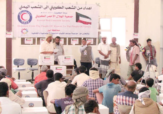 جانب من توزيع المساعدات 