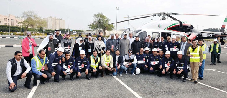 المشاركون في التجربة في لقطة جماعية 