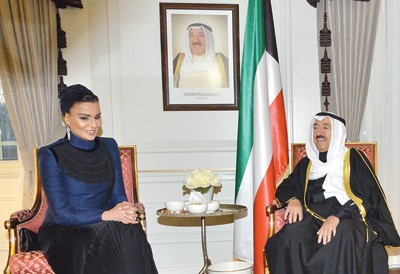 صاحب السمو الامير الشيخ صباح الاحمد مستقبلا صاحبة السمو الشيخة موزا بنت ناصر