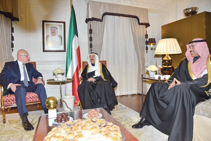 صاحب السمو الامير الشيخ صباح الاحمد مستقبلا رئيس وزراء لبنان تمام سلام ويبدو الشيخ صباح الخالد﻿