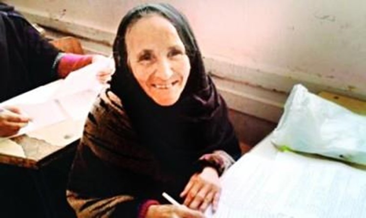 صورة: سبعينية مصرية تخوض امتحانات "المتوسطة" وتحلم بالعمل "مذيعة"