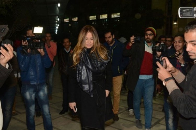 بالصور.. بعد غيابها عن الجنازة.. نيللي منهارة في عزاء شقيقتها فيروز.. وشاهد اول ظهور لميمي جمال بعد وفاة زوجها
