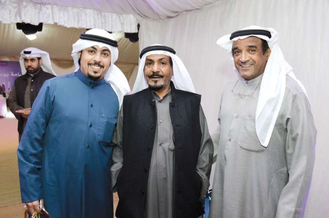 والد اسامة الطاحوس مع بعض الناخبين﻿