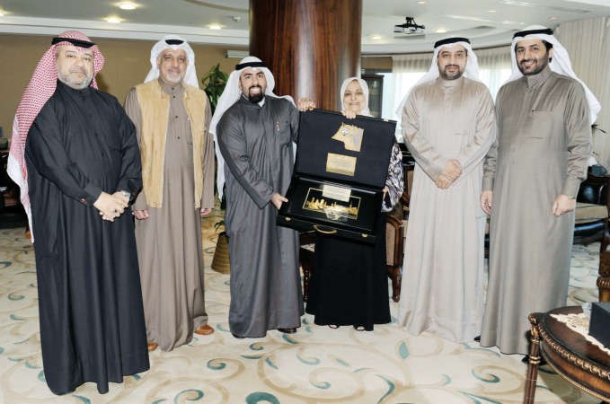 الوزيرة هند الصبيح تتلقى هدية تذكارية على هامش الحفل