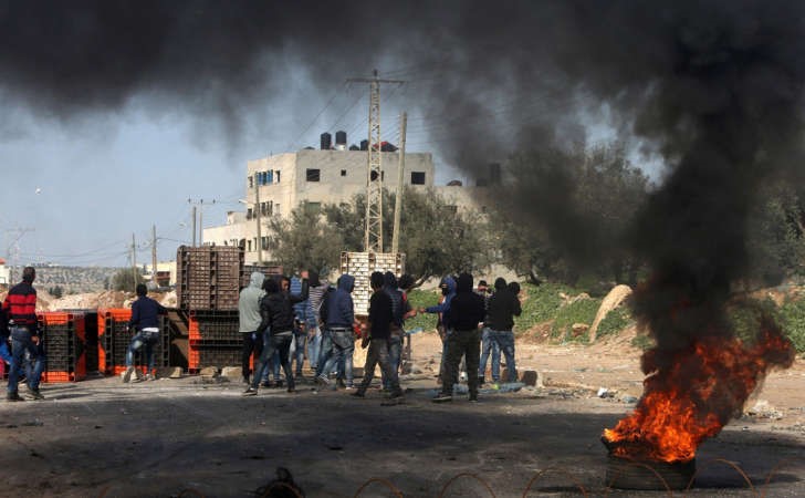 جانب من الاشتباكات بين الفلسطينيين وقوات الاحتلال الاسرائيلية في قباطية قرب جنين امس	افپ﻿