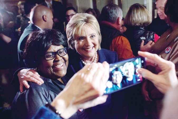 اميركية تلتقط سيلفي مع المرشحة الديموقراطية المحتملة للانتخابات الرئاسية الاميركية هيلاري كلينتون امس	 افپ﻿