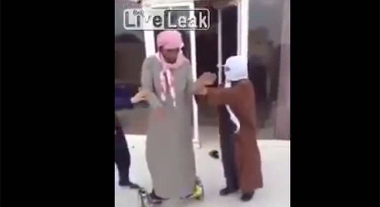 بالفيديو.. مصير رجل خليجي يركب السكوتر الذكي للمرة الأولى