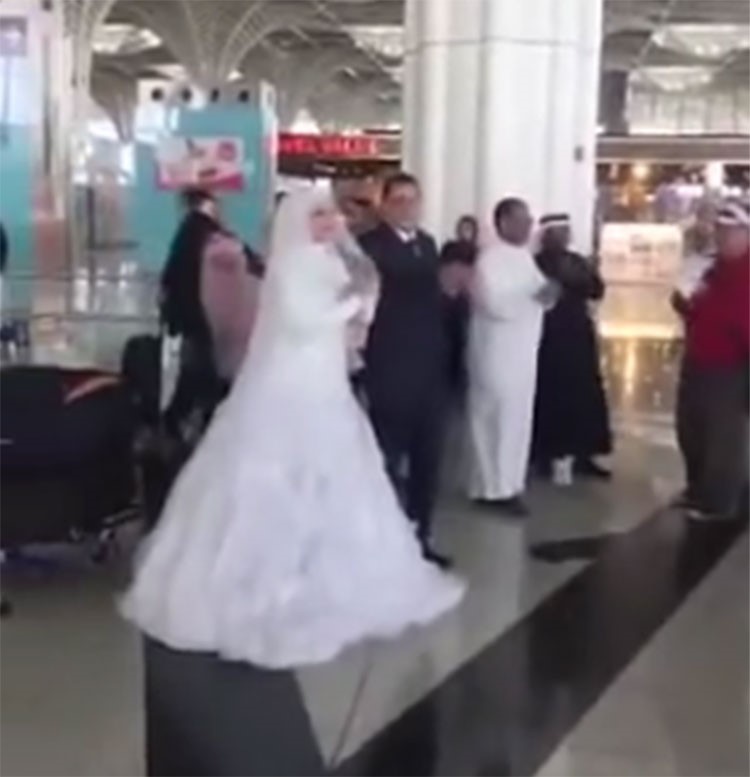  بالفيديو.. زفة لعروسين مصريين في مطار المدينة المنورة
