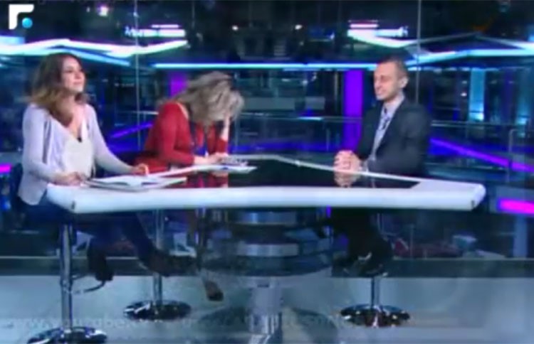 بالفيديو.. مذيعة لبنانية لم تدرك أنها على الهواء أثناء فاصل أغنية أم كلثوم!