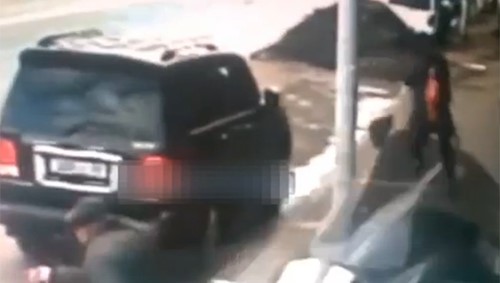 بالفيديو.. عمود إنارة ينقذ امرأة من الموت المحقق جراء حادث مروع 