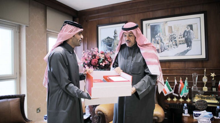 الشيخ سلمان الحمود يتسلم الاغنية المهداة من Ooredooللشعب الكويتي