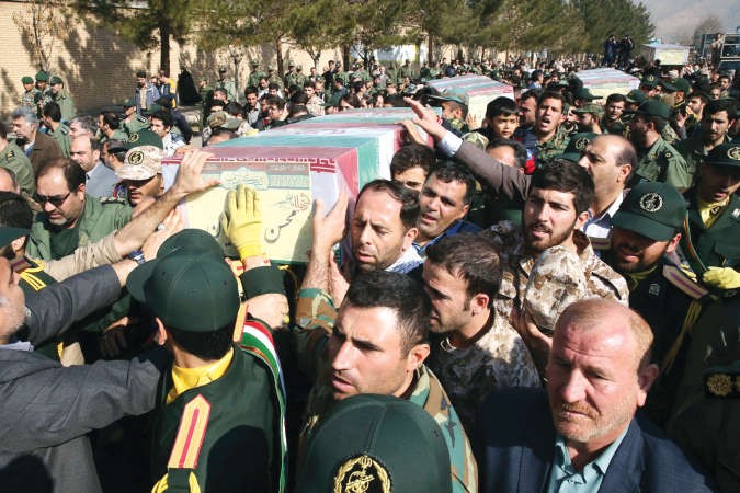 ايرانيون يشيعون العميد في الحرس الثوري محسن غاجاريان الذي قتل وخمسة جنود اخرين في سورية اپ 