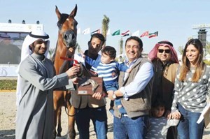 محمد العمر وكريمته كادي خلال تتويج الخيل سمو اللالئ قاسم باشا