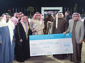 الشيخ علي الجراح يسلم عددا من الجوائز للفائزين