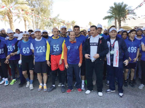د جمال الحربي مع بعض المشاركين في الماراثون