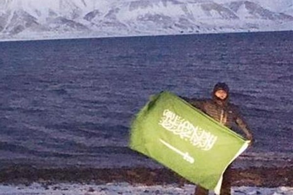 سعودي يرفع علم بلاده في القطب الشمالي