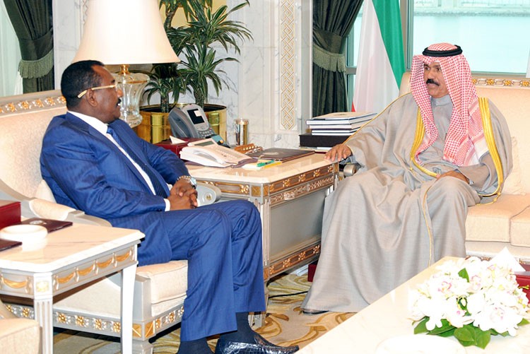 سمو نائب الامير وولي العهد الشيخ نواف الاحمد يتسلم رسالة خطية من المسؤول السوداني