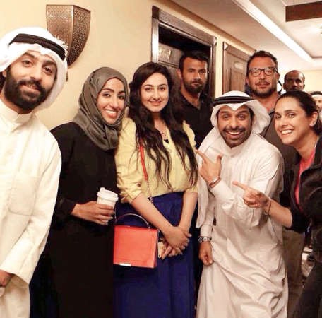 يعقوب عبدالله مع المخرجة نهلة الفهد وفريق عمل مسلسل بين الچناين﻿
