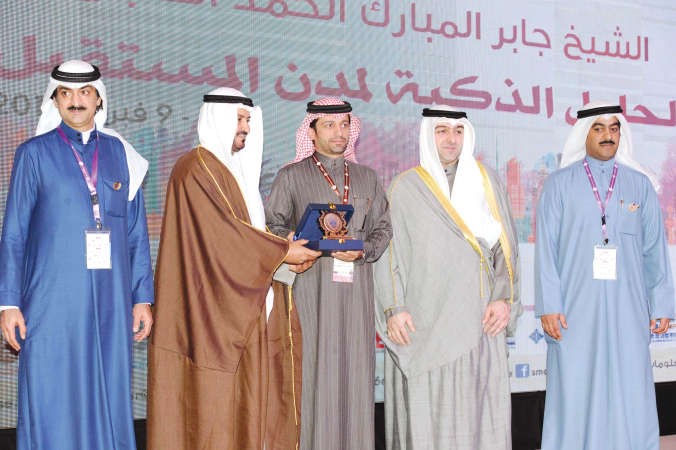 ياسر ابل وم سعد المحيلبي خلال تكريم احد المشاركين﻿
