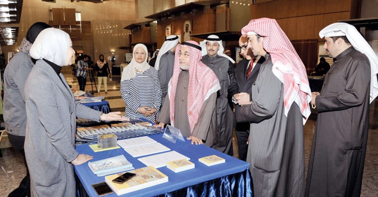  د طاهر الصحاف خلال جولة بالمعرض ﻿