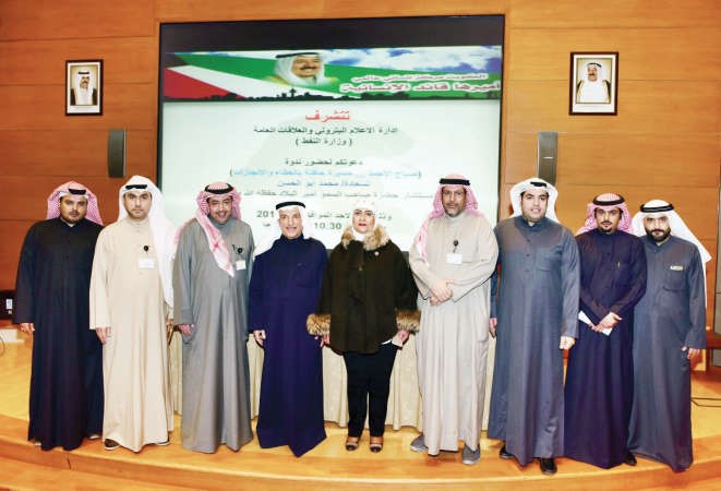 الشيخ طلال الناصر والمستشار محمد ابو الحسن والشيخة تماضر الخالد يتوسطون الحضور خلال الندوة ﻿
