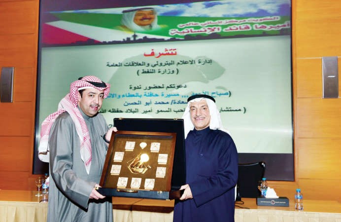 الشيخ طلال الناصر مقدما هدية تذكارية الى المستشار محمد ابو الحسن ﻿