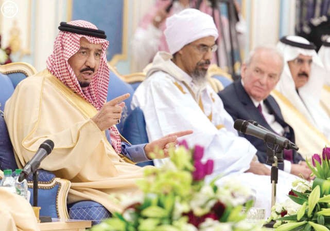 خادم الحرمين الشريفين الملك سلمان بن عبدالعزيز خلال استقباله ضيوف المهرجان الوطني للتراث والثقافة امسواس﻿