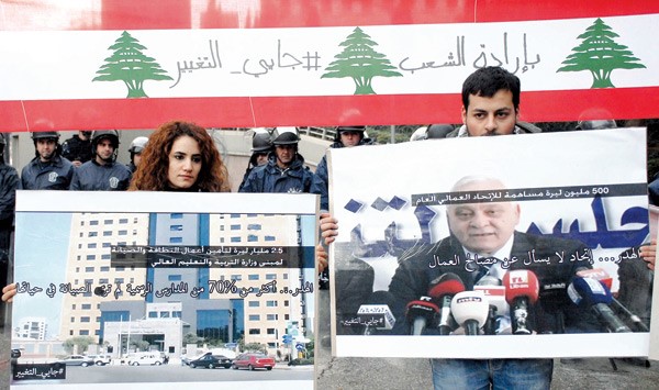 ناشطو حملة جايالتغييرامام السرايا احتجاجا على الضريبة لترحيل النفايات الى الخارج محمود الطويل
